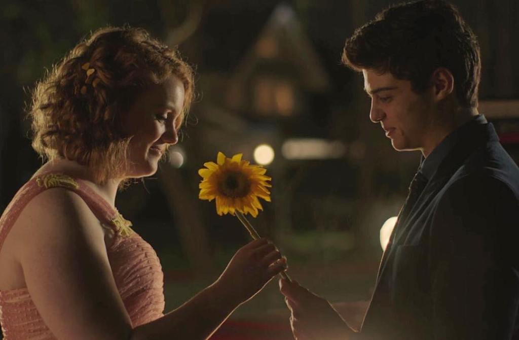 Jamey entregando um girassol para Sierra na noite do baile.