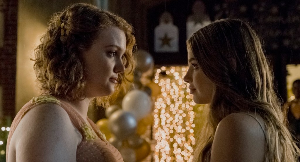 Sierra com Verônica se encarando na noite do baile.